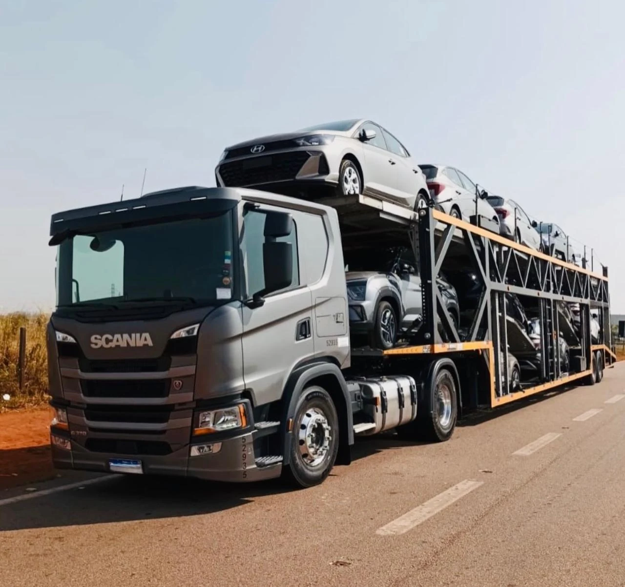 Caminhão-cegonha Scania da JR Transportes com veículos carregados.